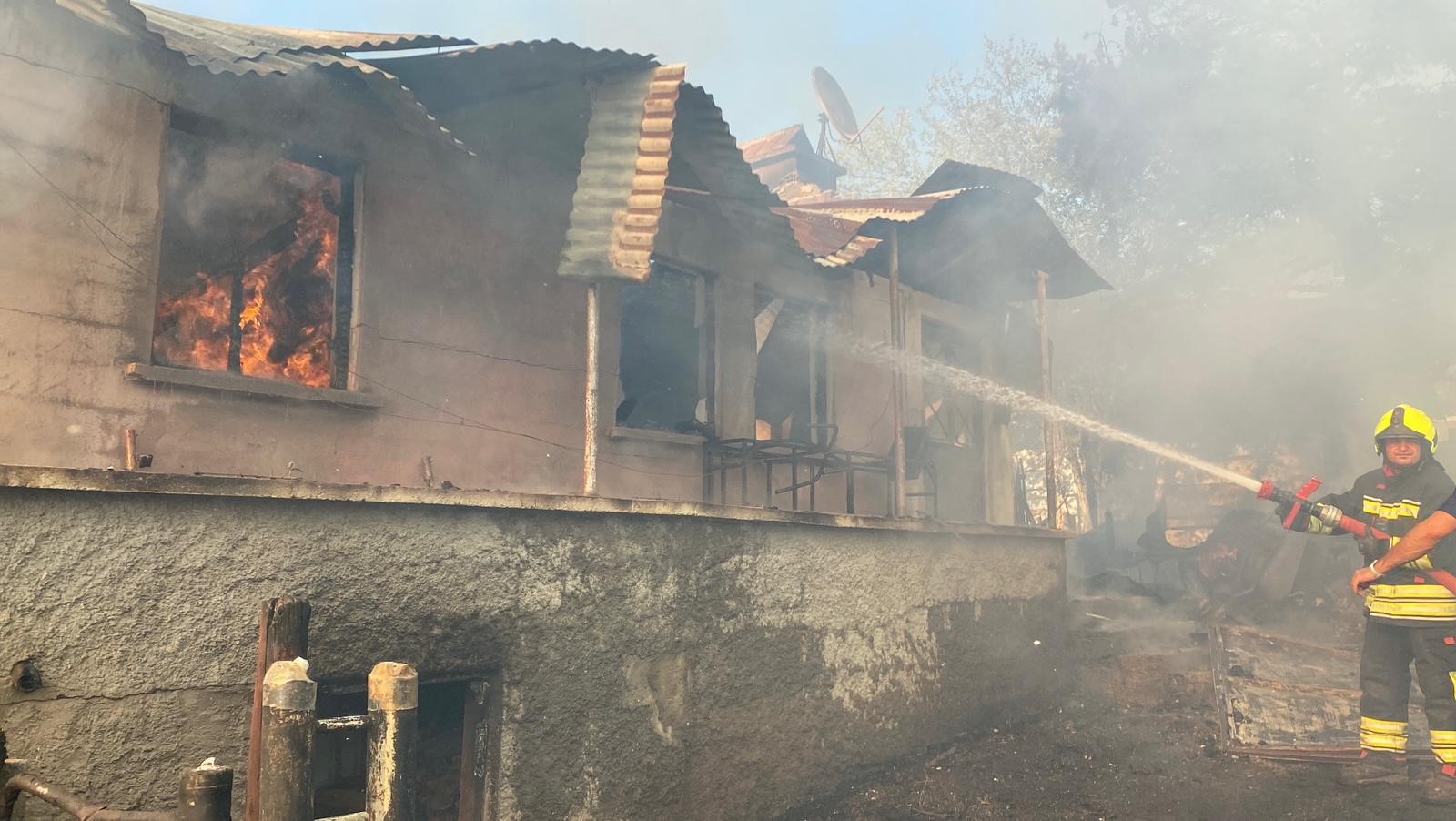 Bolu’da yaylada çıkan yangında 4 ev, 4 samanlık ve 4 ahır kül oldu-1