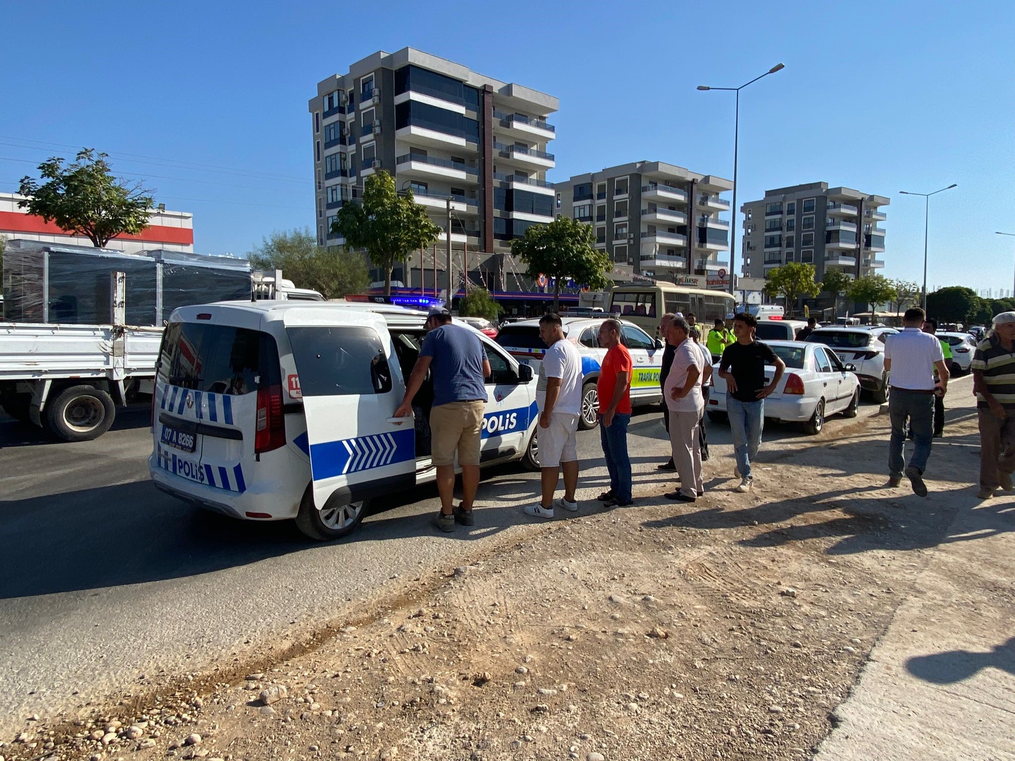 Yolun karşısına geçmeye çalışan baba-oğula otomobil çarptı: 1’i ağır 2 yaralı-1