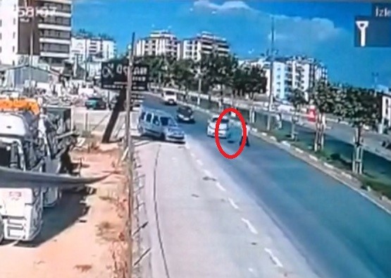 Yolun karşısına geçmeye çalışan baba-oğula otomobil çarptı: 1’i ağır 2 yaralı-2