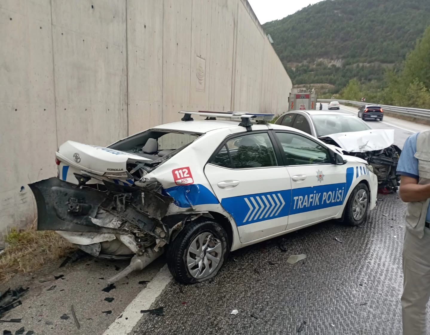 Otomobil, polis aracına çarptı: 2'si polis 8 yaralı-2