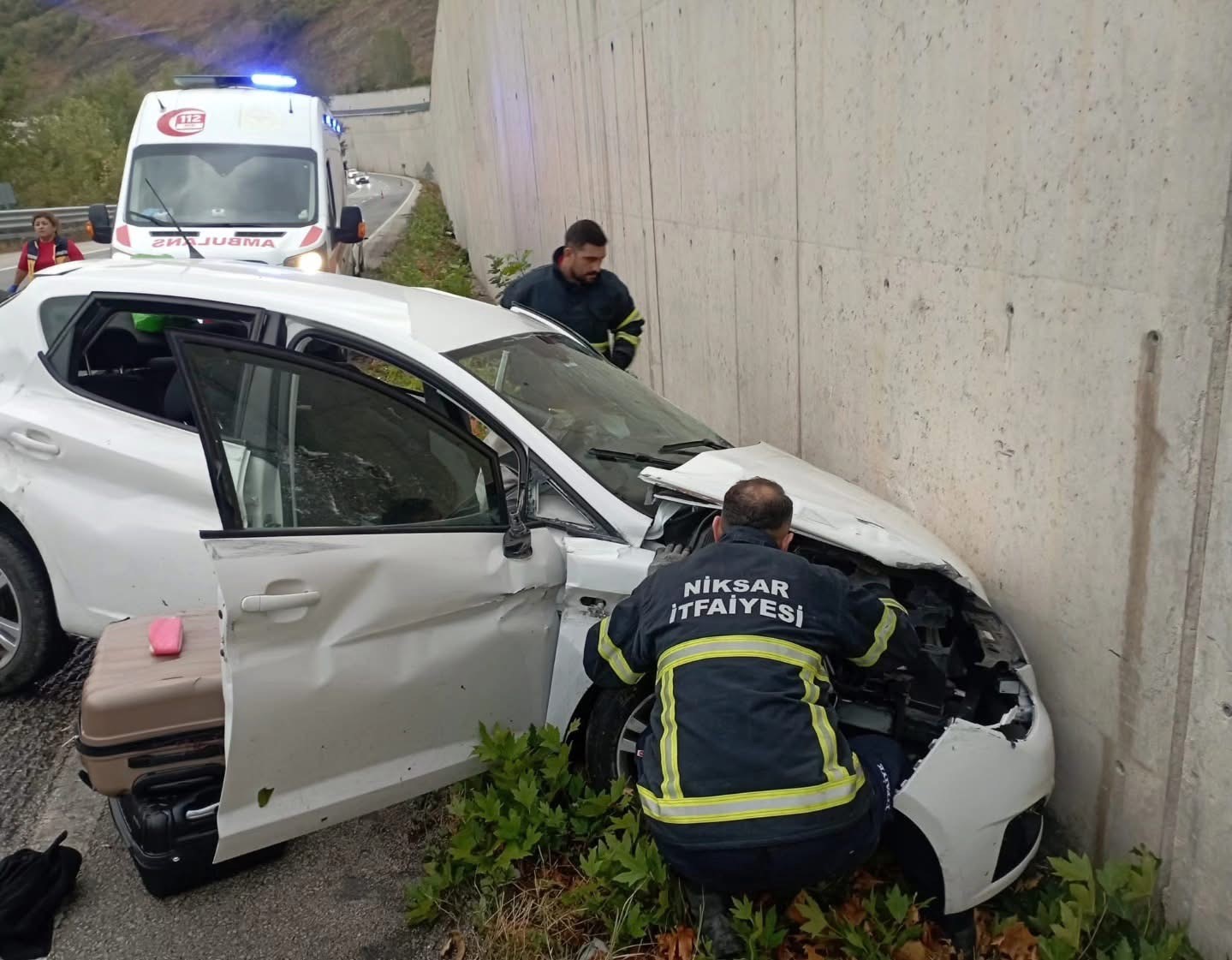 Otomobil, polis aracına çarptı: 2'si polis 8 yaralı-1