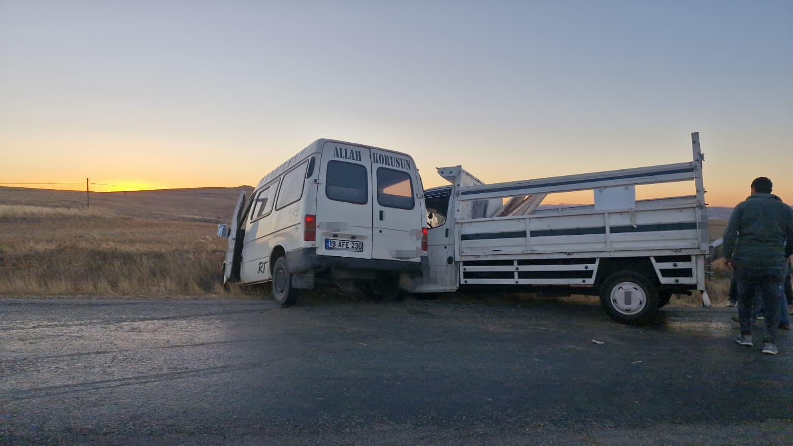 Çorum Alaca’da minibüs ile kamyonet çarpıştı: 4 yaralı-1