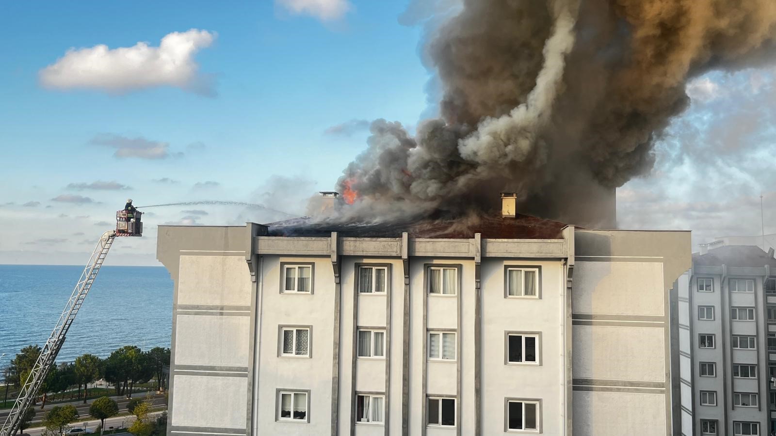 Ordu Ünye’de 7 katlı binanın çatısı alev aldı-2