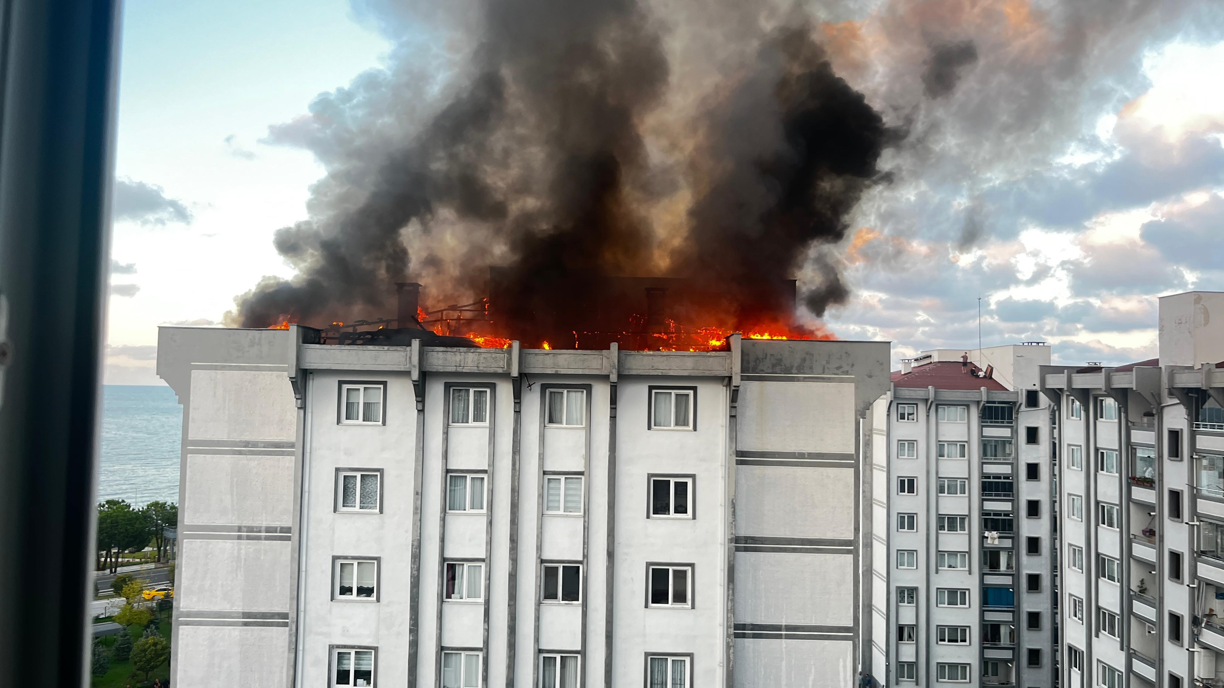 Ordu Ünye’de 7 katlı binanın çatısı alev aldı-1