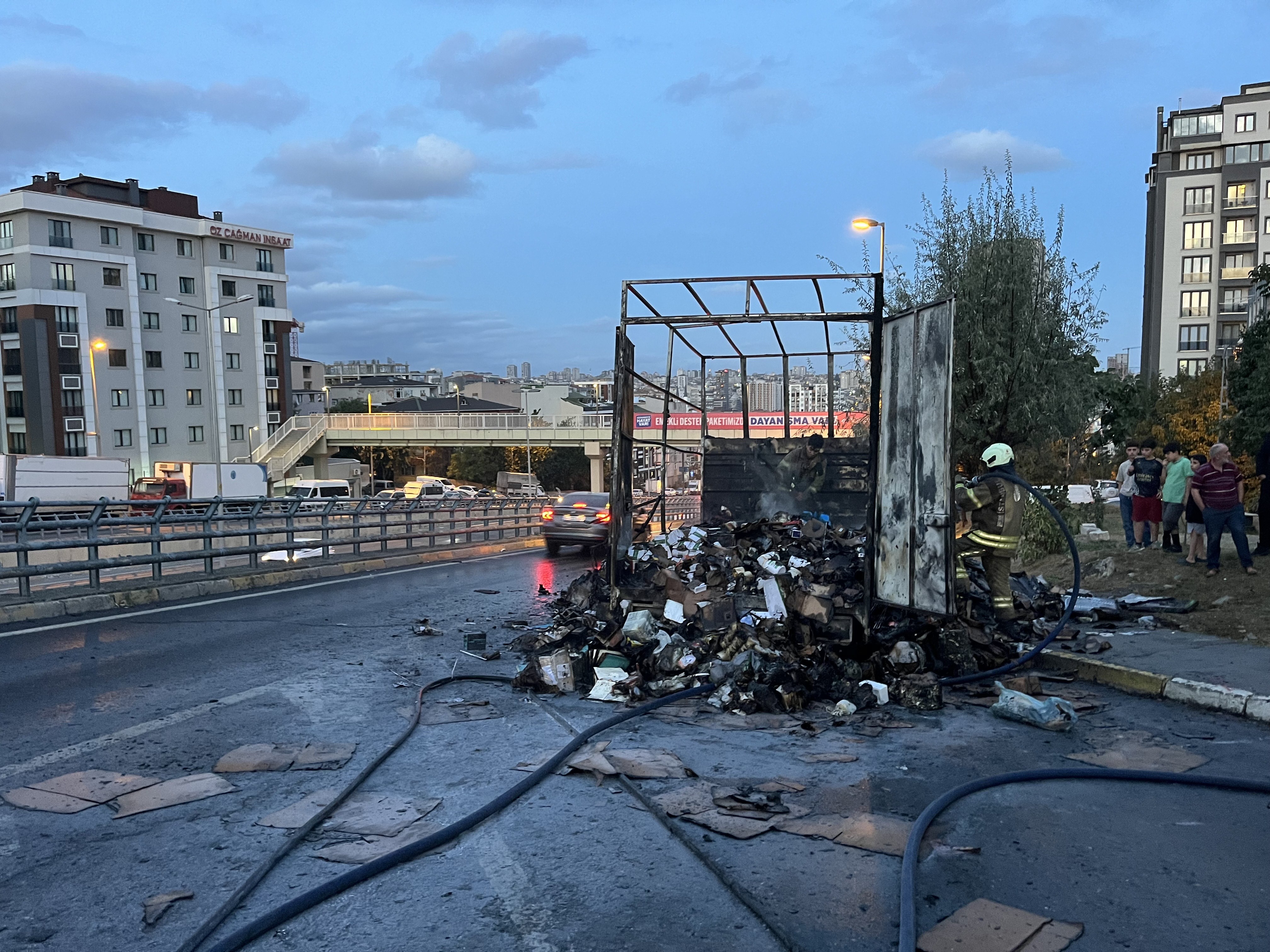 Küçükçekmece’de kargo yüklü kamyonet alev alev yandı-1