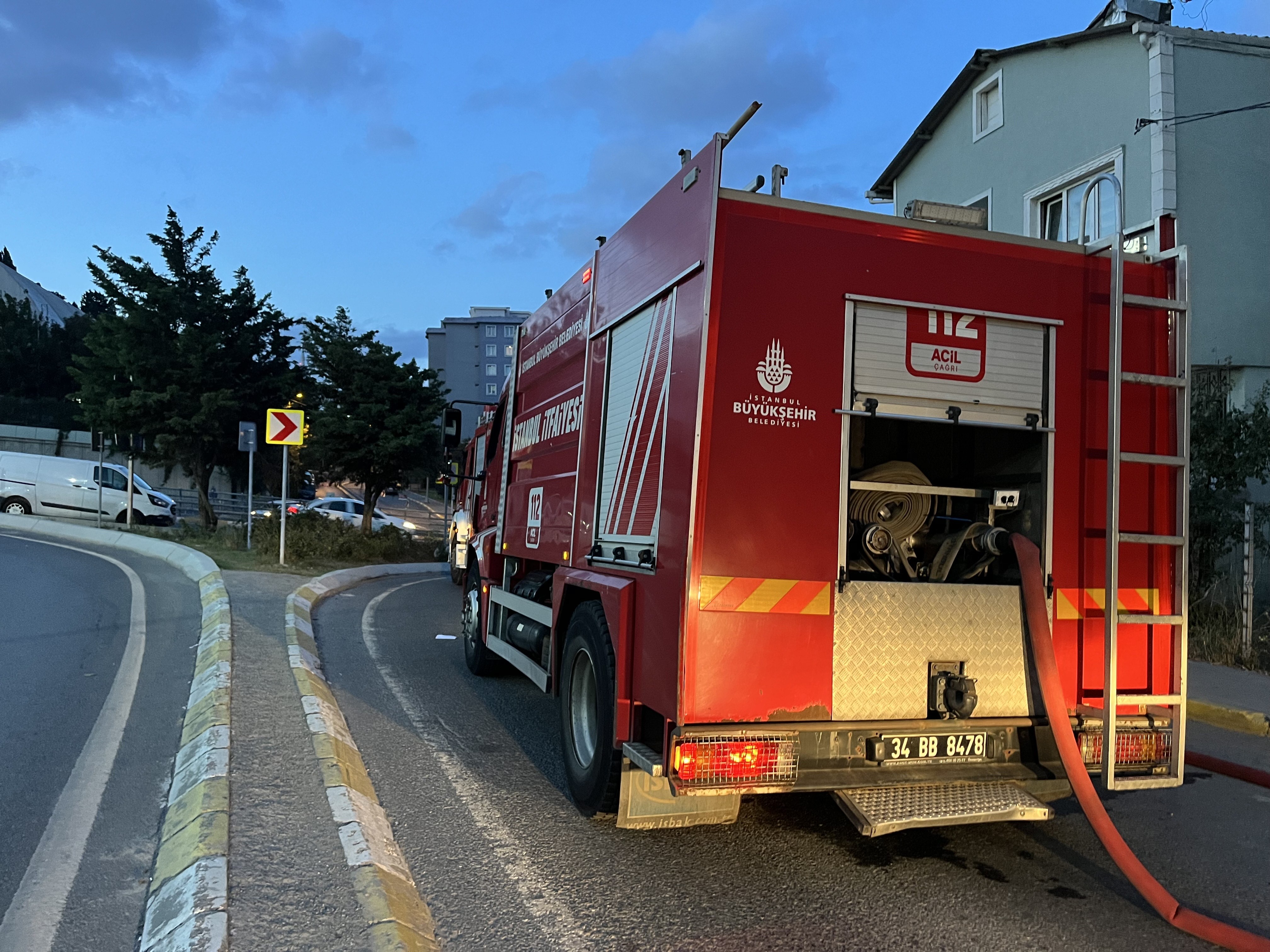 Küçükçekmece’de kargo yüklü kamyonet alev alev yandı-3