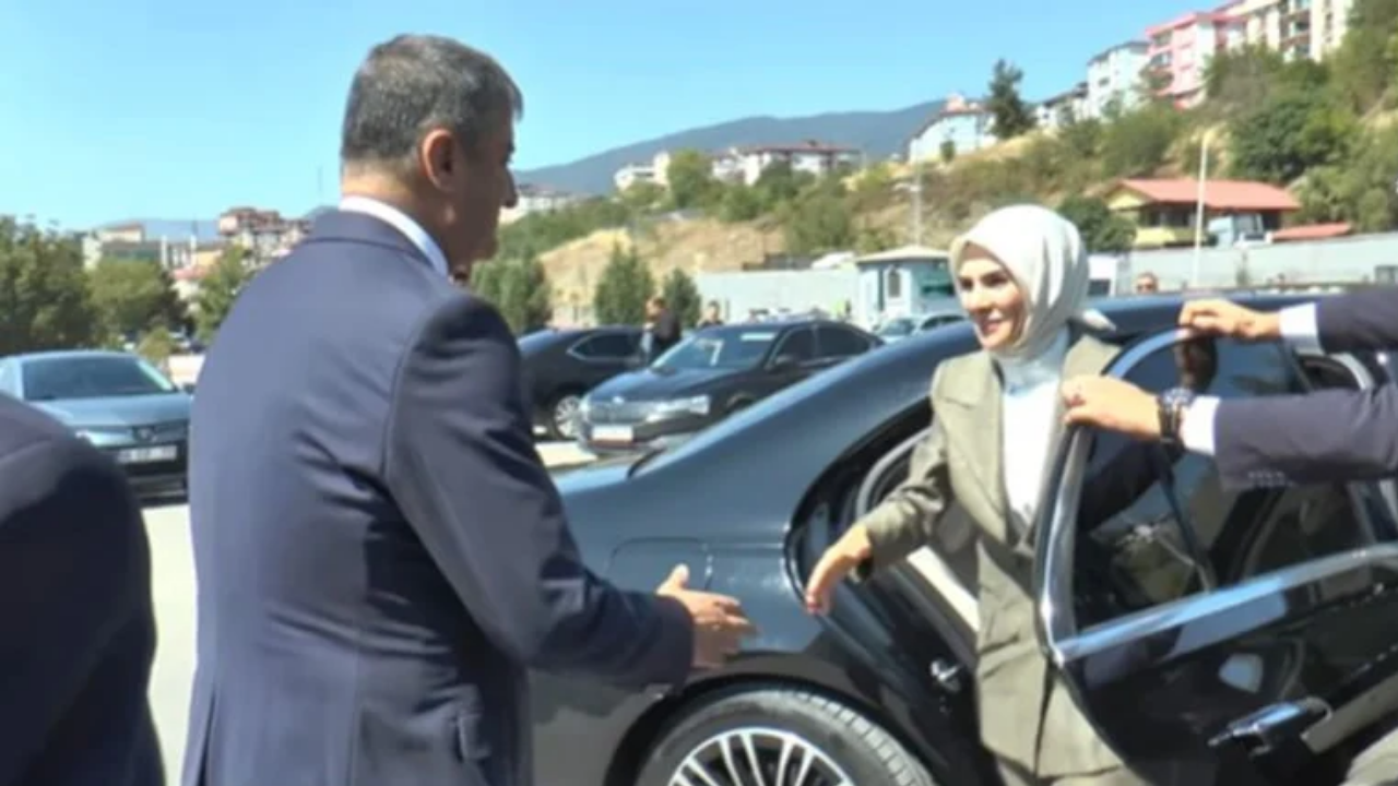 Bakan Togg'u Bırakıp 32 Milyonluk Mercedes'e Bindi, Bakanlık Akp'lilere 400 Milyonluk Filo Kiraladı! (1)