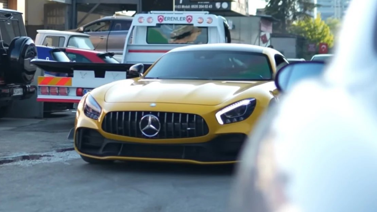 Czn Burak, Burak Özçivit’in Sarı Mercedes’ini 14 Milyon Tl’ye Satın Aldı