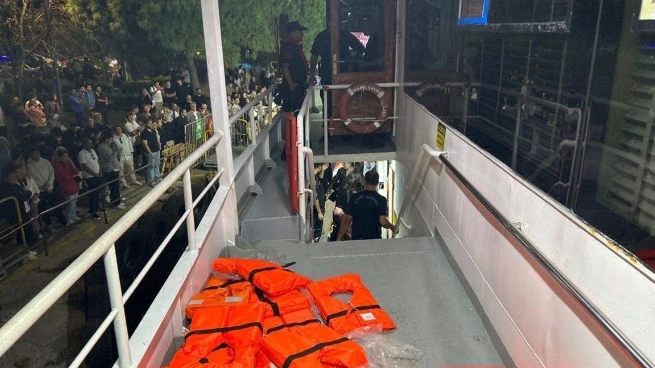 İstanbul Boğazı’nda Yolcu Motoru Ile Kargo Gemisi Çarpıştı! (1)