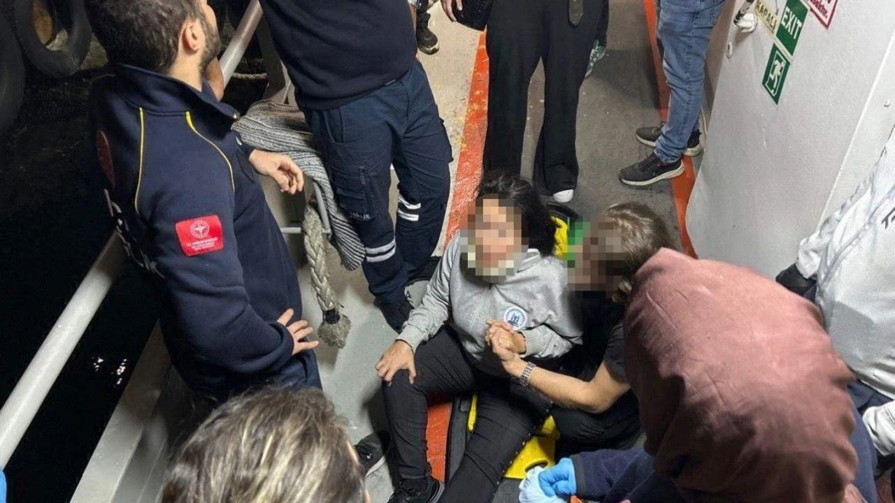 İstanbul Boğazı’nda Yolcu Motoru Ile Kargo Gemisi Çarpıştı! (2)
