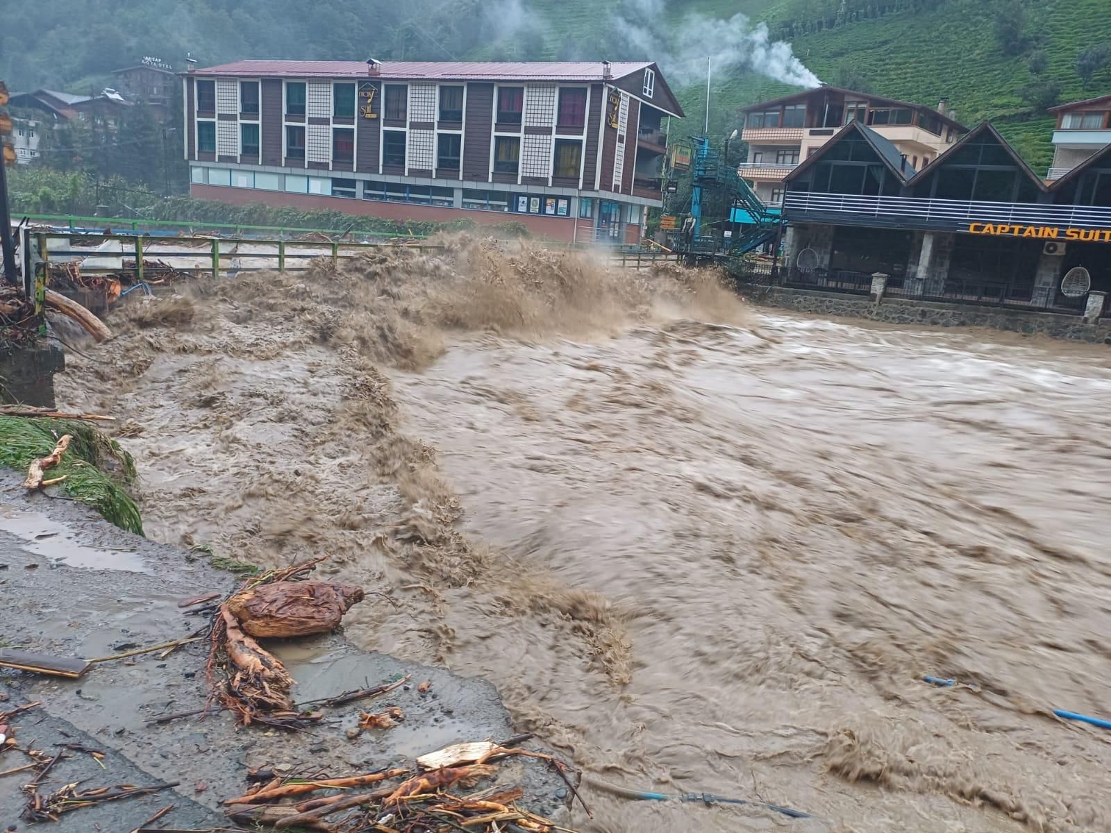 Rize’de Sel Felaketi Dere Taştı, Yol Çöktü!1