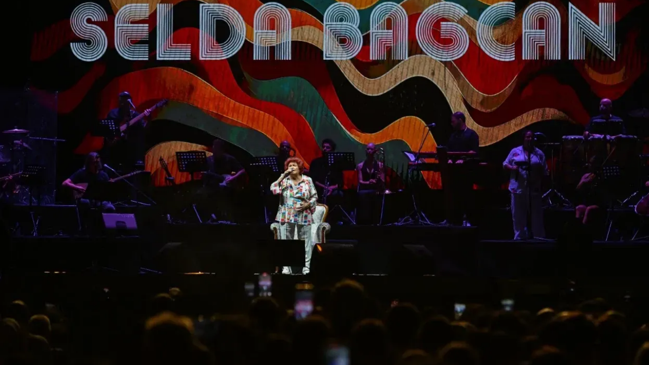 Selda Bağcan’dan Konserde Ince Gönderme ‘’Koltuktan Kalkması Zormuş’’