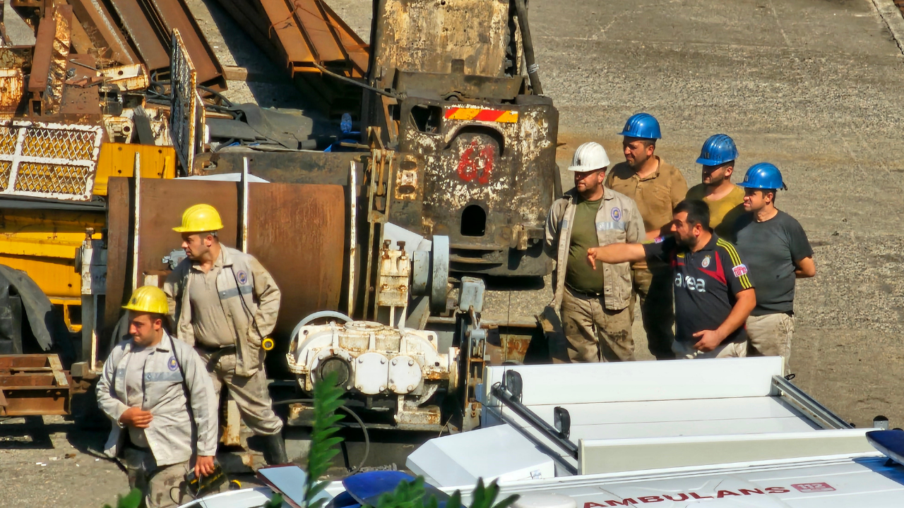 Zonguldak’ta Maden Ocağı Göçtü 2 Işçi Için Kurtarma Çalışması Başlatıldı (5)