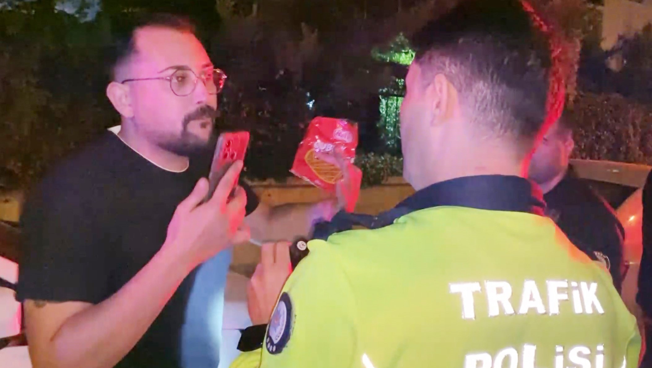 Alkollü sürücü polise zor anlar yaşattı: Kraker yiyip alkolmetreye üflemedi-1