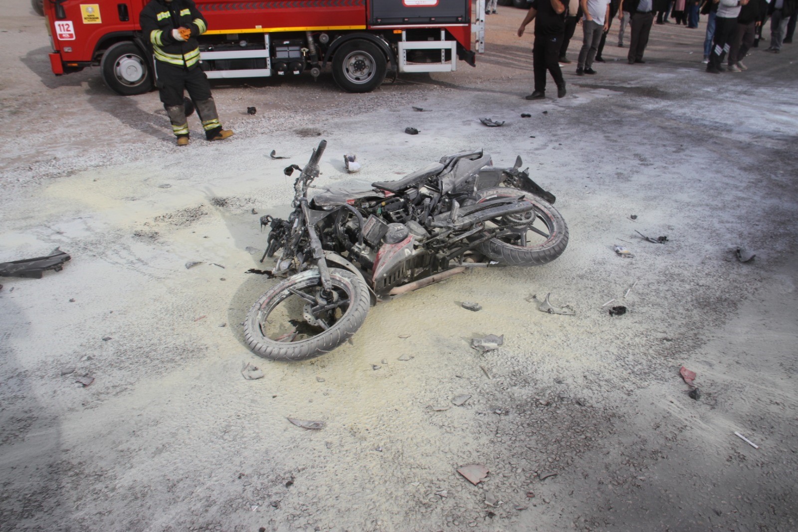 Konya’da işçi servisi ile çarpışan motosiklet alev aldı: 2 yaralı-1