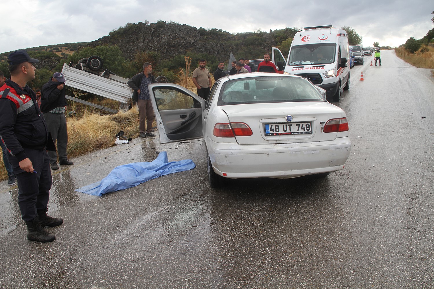 Manisa'da otomobil ile kamyonet çarpıştı: 1 ölü, 2 yaralı-1