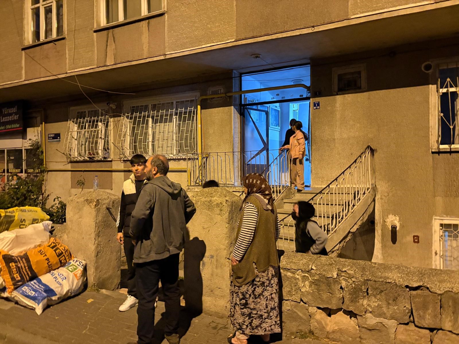 Kayseri’de 54 yıllık binada fayanslar çatladı, panik yaşandı-1