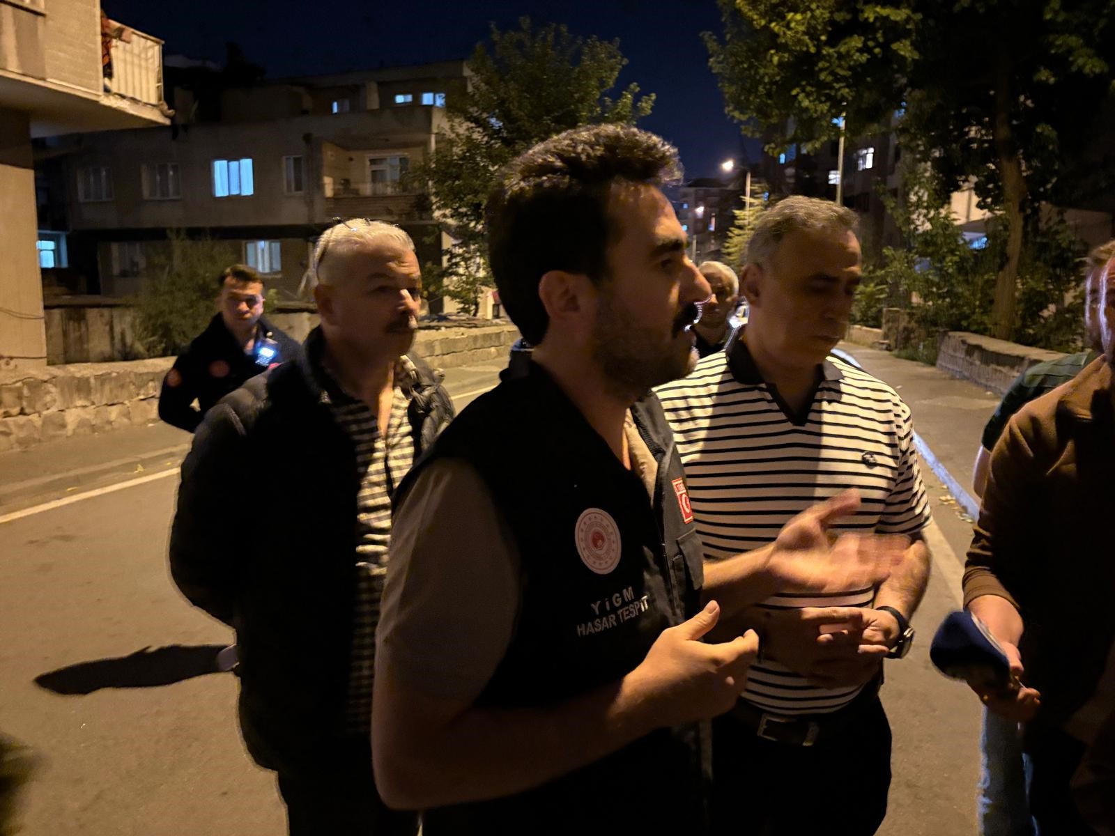 Kayseri’de 54 yıllık binada fayanslar çatladı, panik yaşandı-2