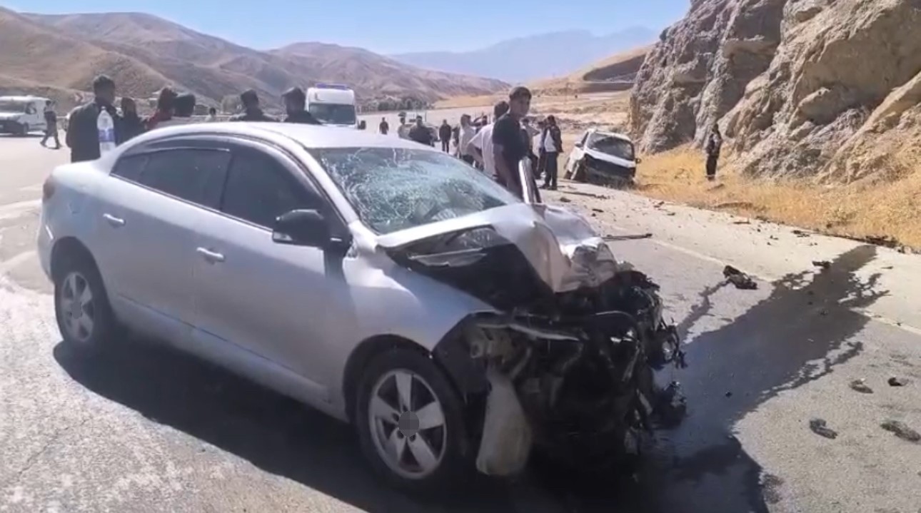 Hakkari’de iki araç çarpıştı: 4 kişi yaralandı-2