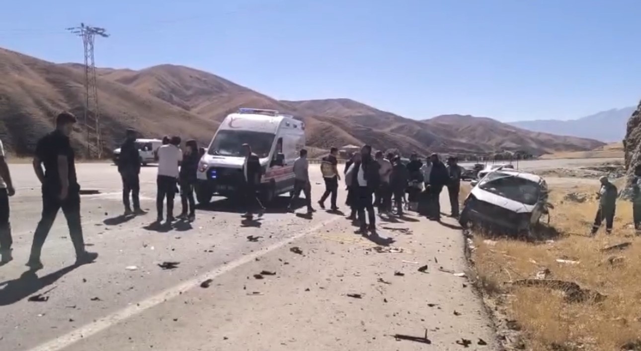 Hakkari’de iki araç çarpıştı: 4 kişi yaralandı-3