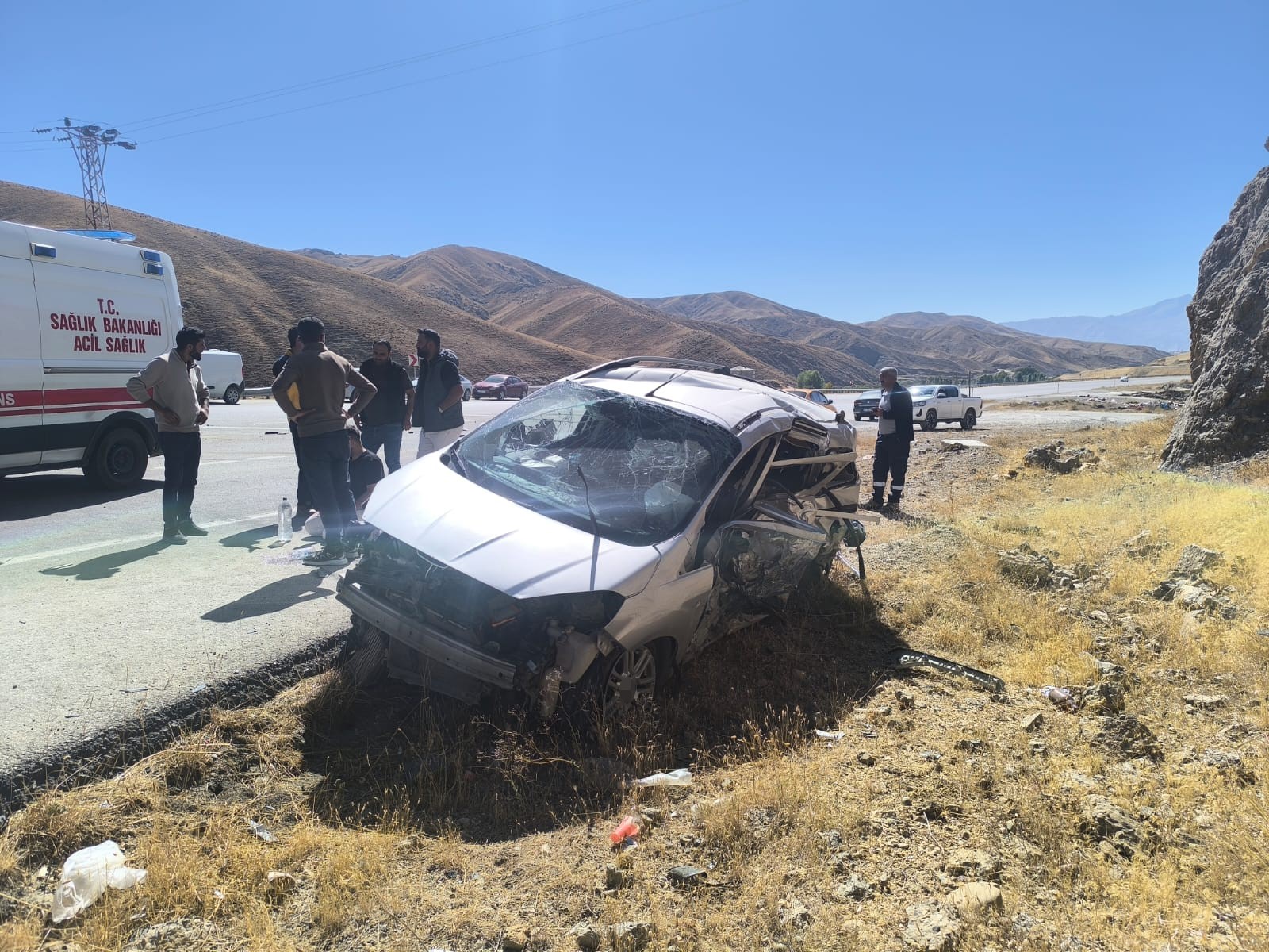 Hakkari’de iki araç çarpıştı: 4 kişi yaralandı-1