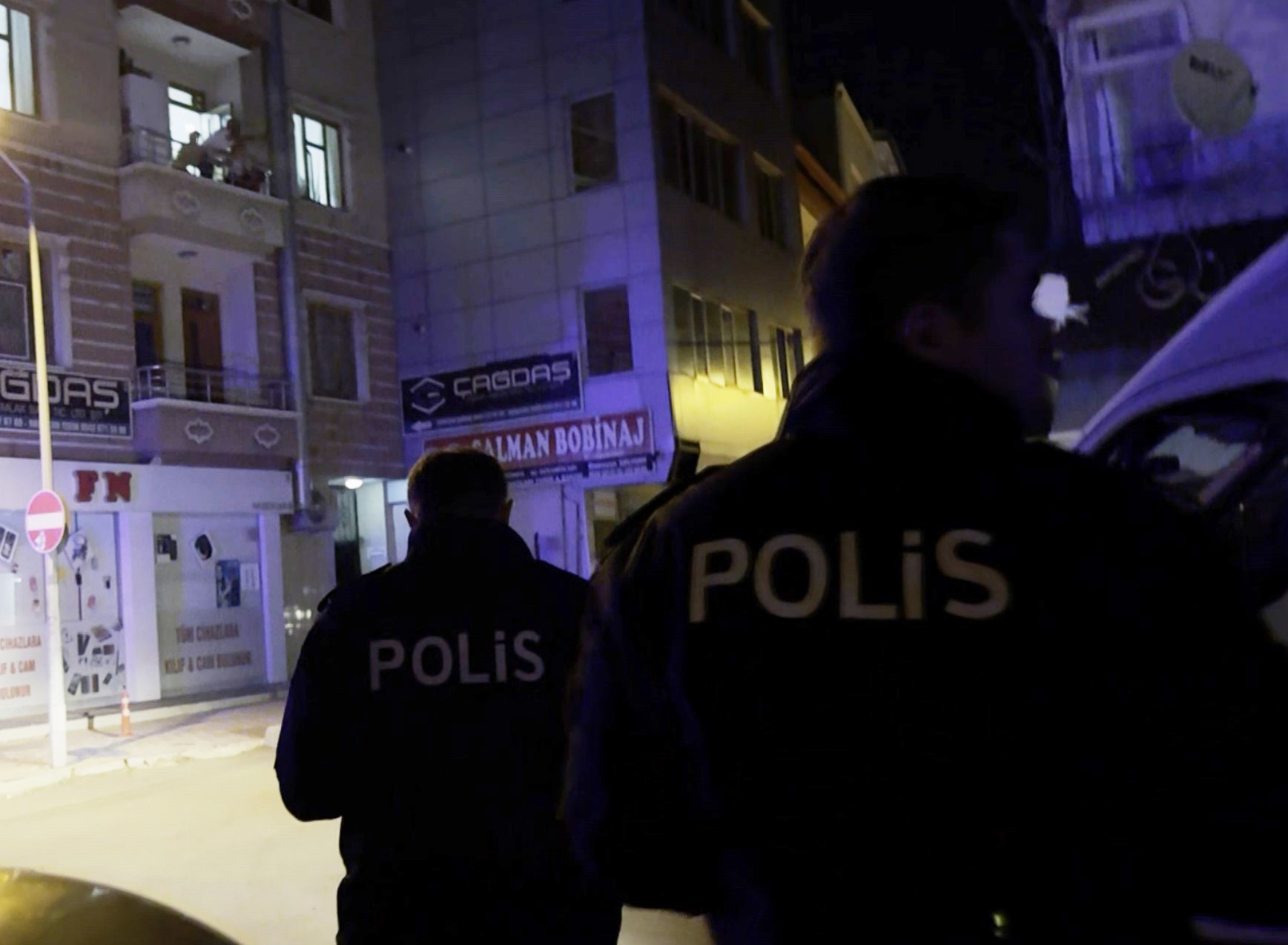 Eski eşini bıçakla tehdit etti çocuklarını rehin aldı-1