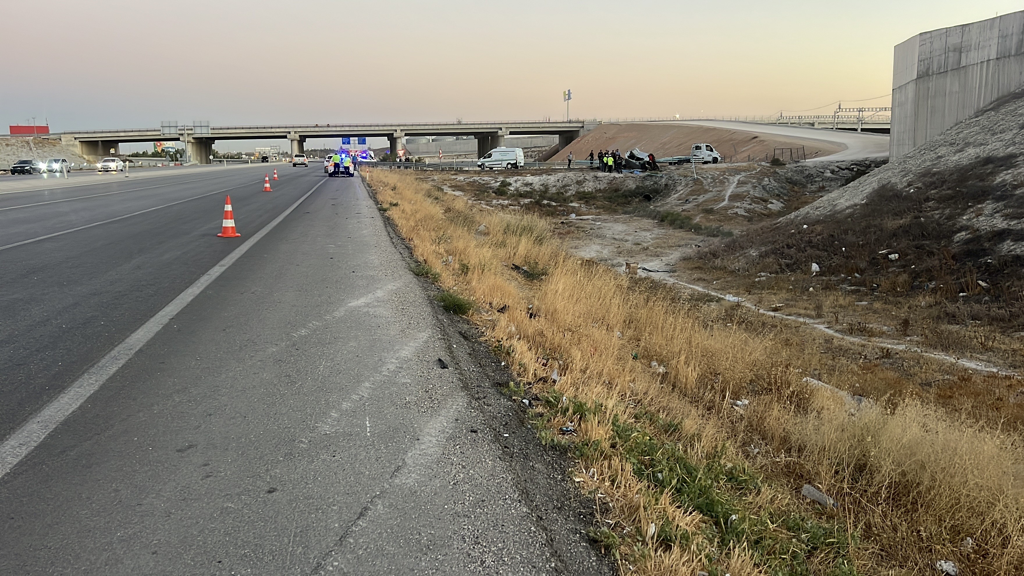 Konya'da otomobil yol kenarına uçtu: 1 ölü, 1 yaralı-1