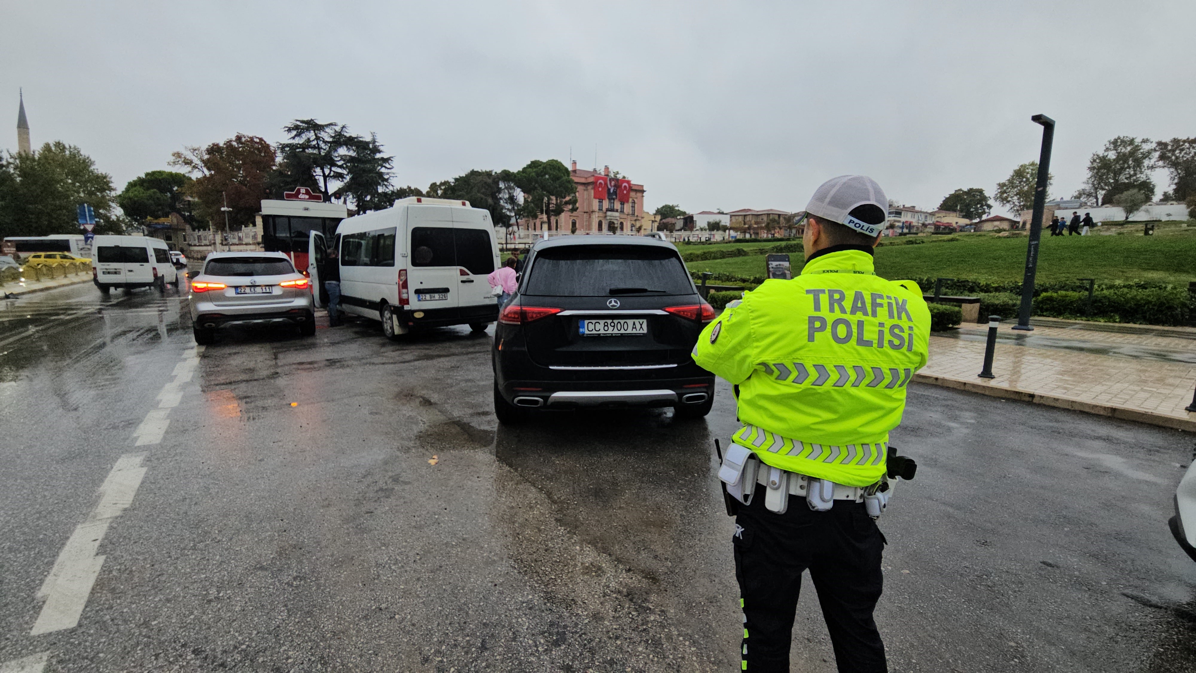 Edirne’de yola dökülen yağ kazaya neden oldu: 4 araç birbirine girdi-1