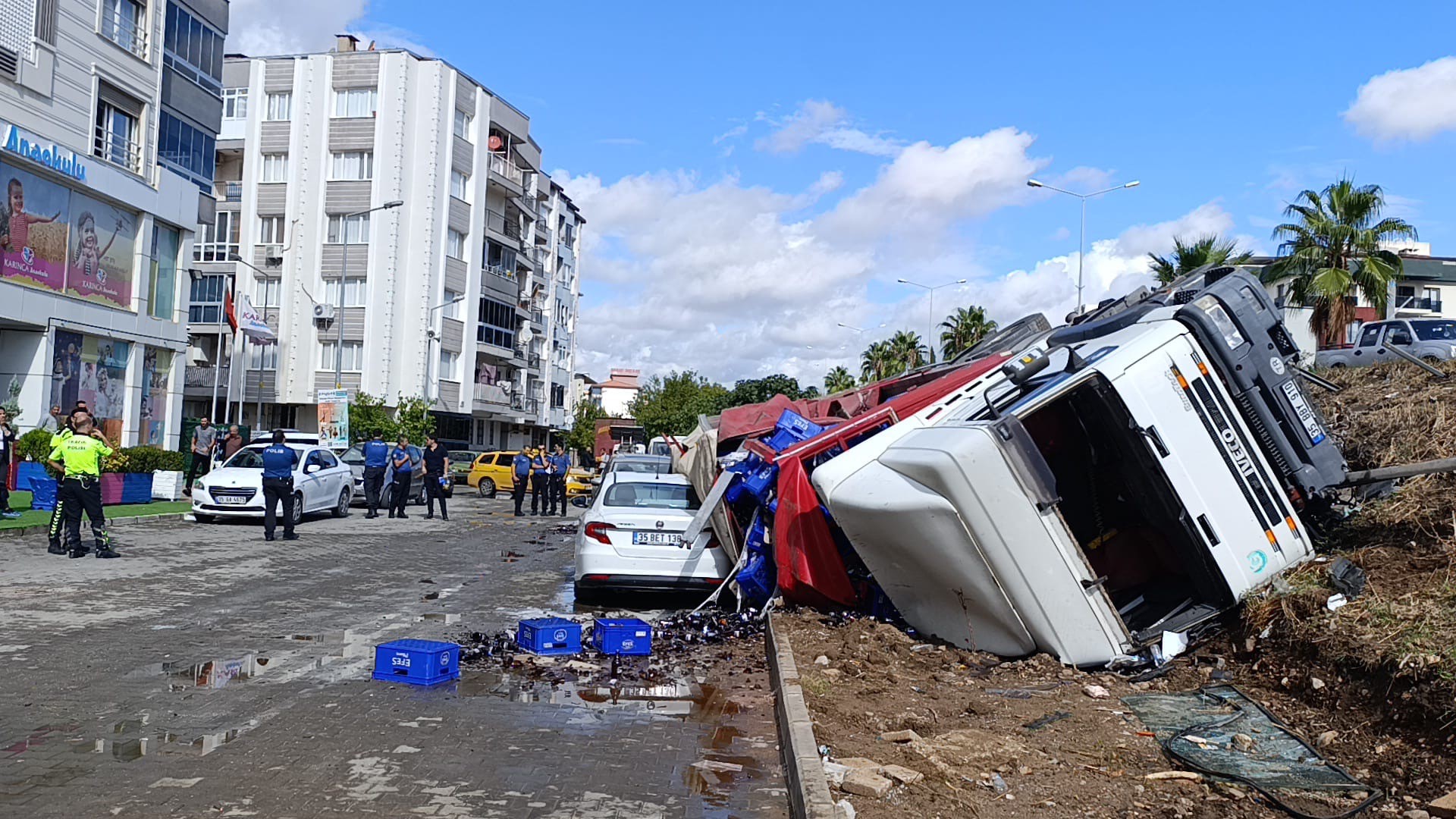 Tır kontrolden çıktı, iki aracı ezdi: Kaza anı kamerada-1