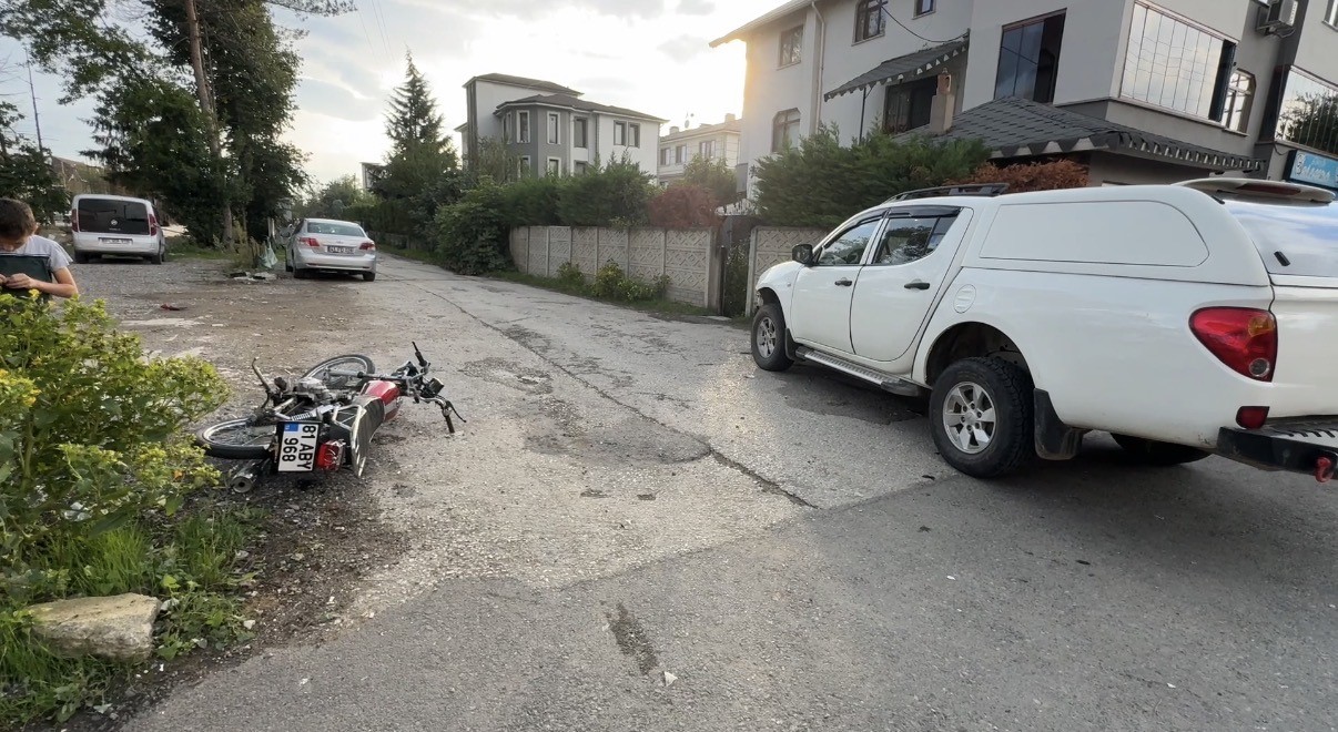 Düzce’de kamyonetle motosiklet çarpıştı: 2 öğrenci ağır yaralı-1