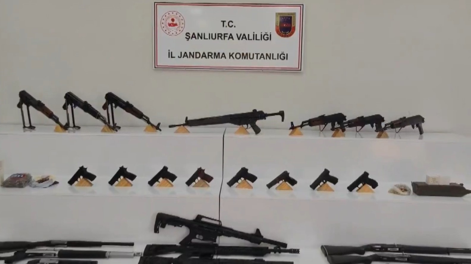Şanlıurfa’da eş zamanlı uyuşturucu ve silah operasyonu: 12 gözaltı-1