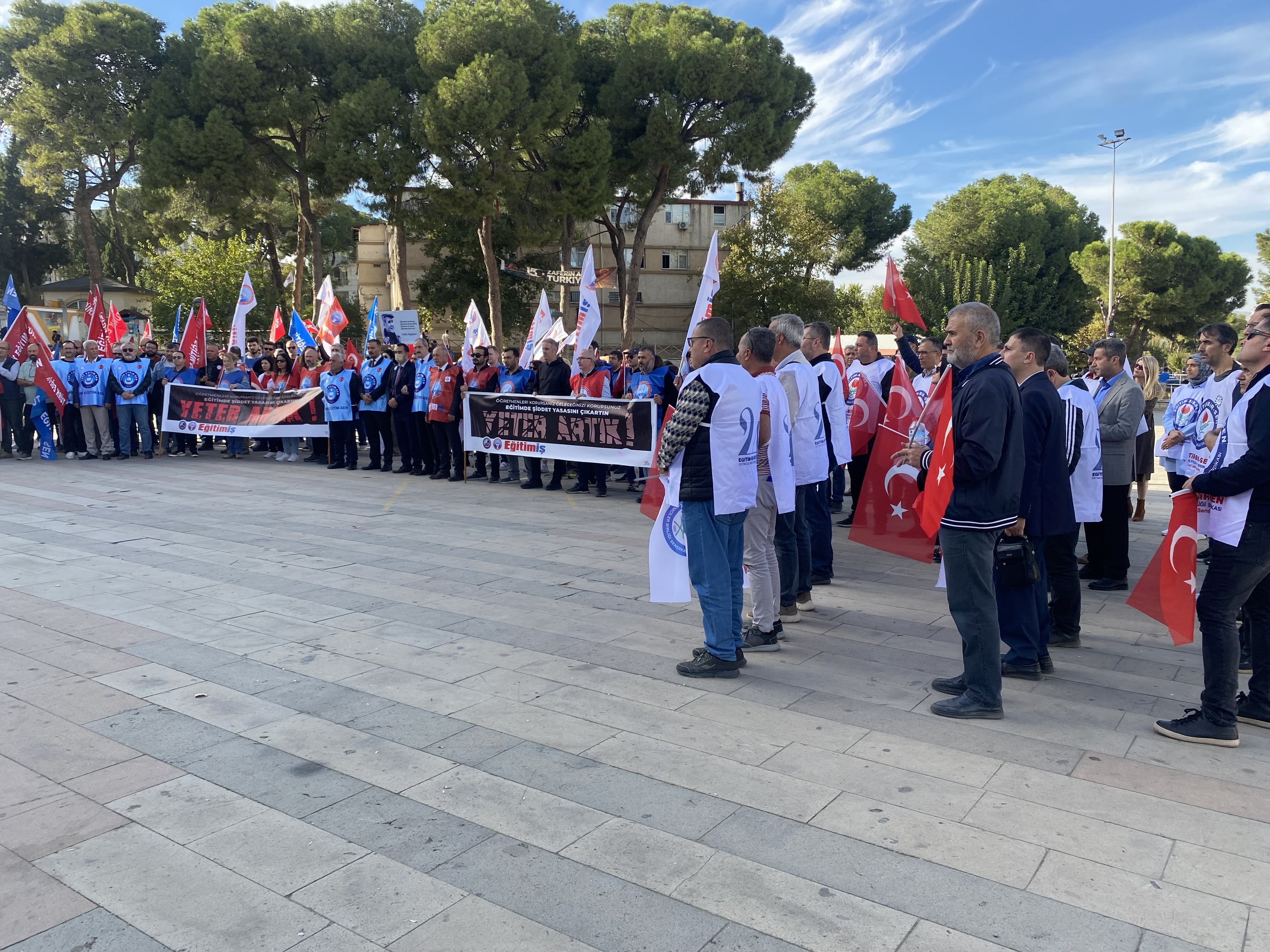 Öğrenci ve akrabalarından öğretmene çirkin saldırı-2