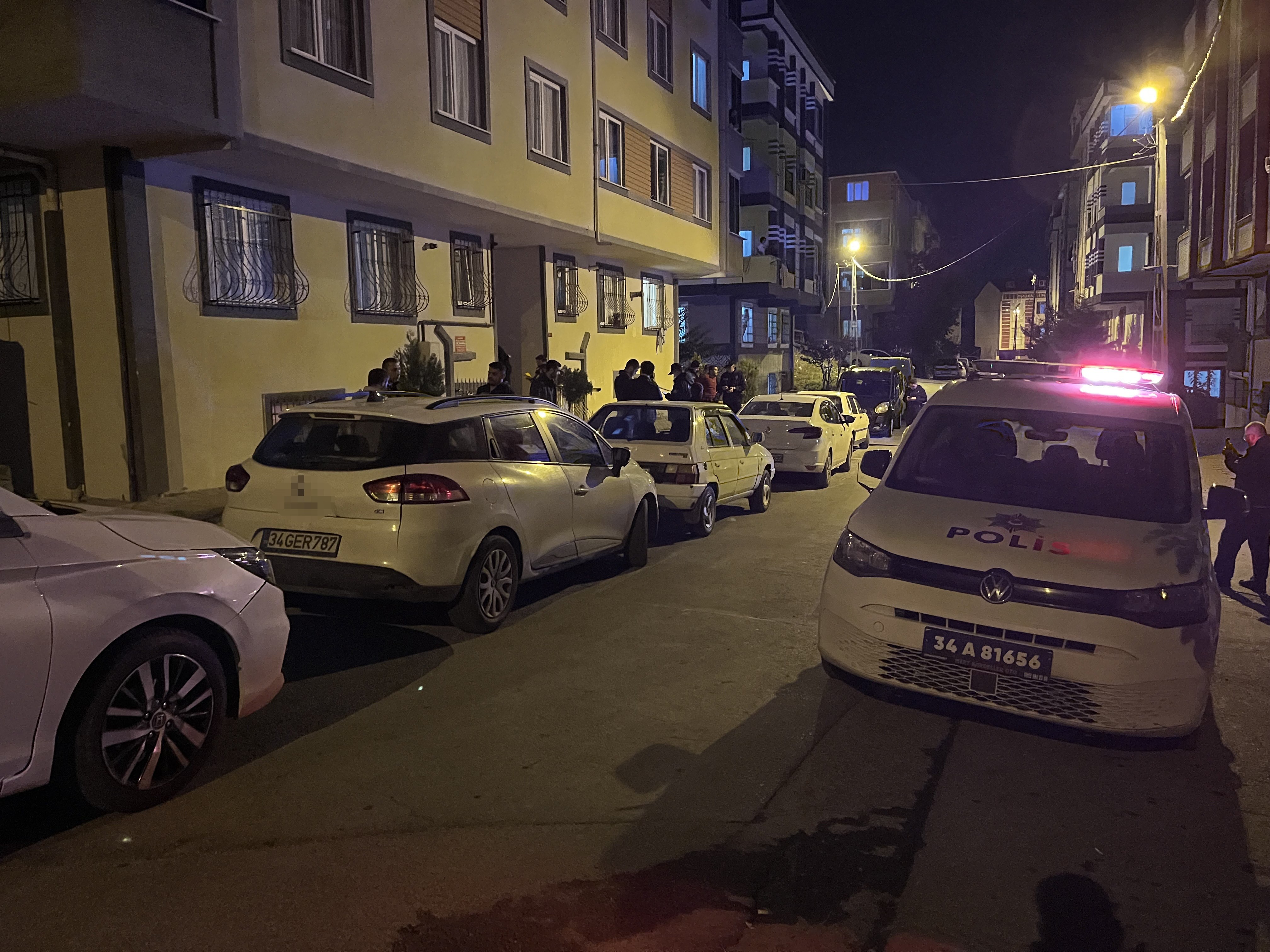Arnavutköy’de yabancı uyruklu kişiye evinin önünde silahlı saldırı: Durumu ağır-1