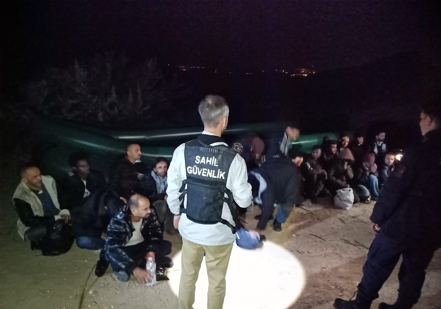 İzmir açıklarında 33 düzensiz göçmen kurtarıldı, 50 göçmen yakalandı-1
