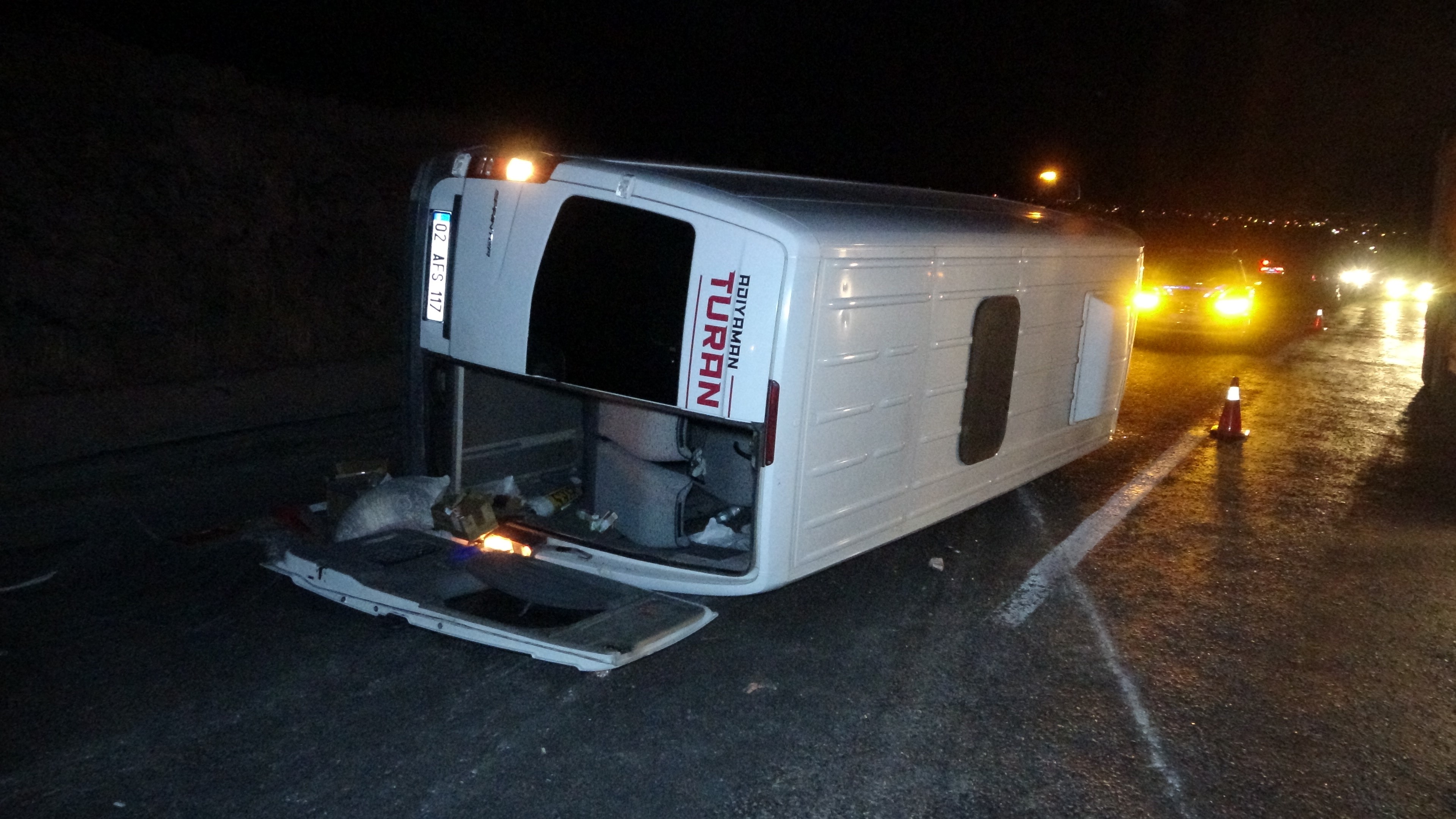 Malatya’da hafif ticari araç tur midibüsüne çarptı: 13’ü öğrenci 14 yaralı-2