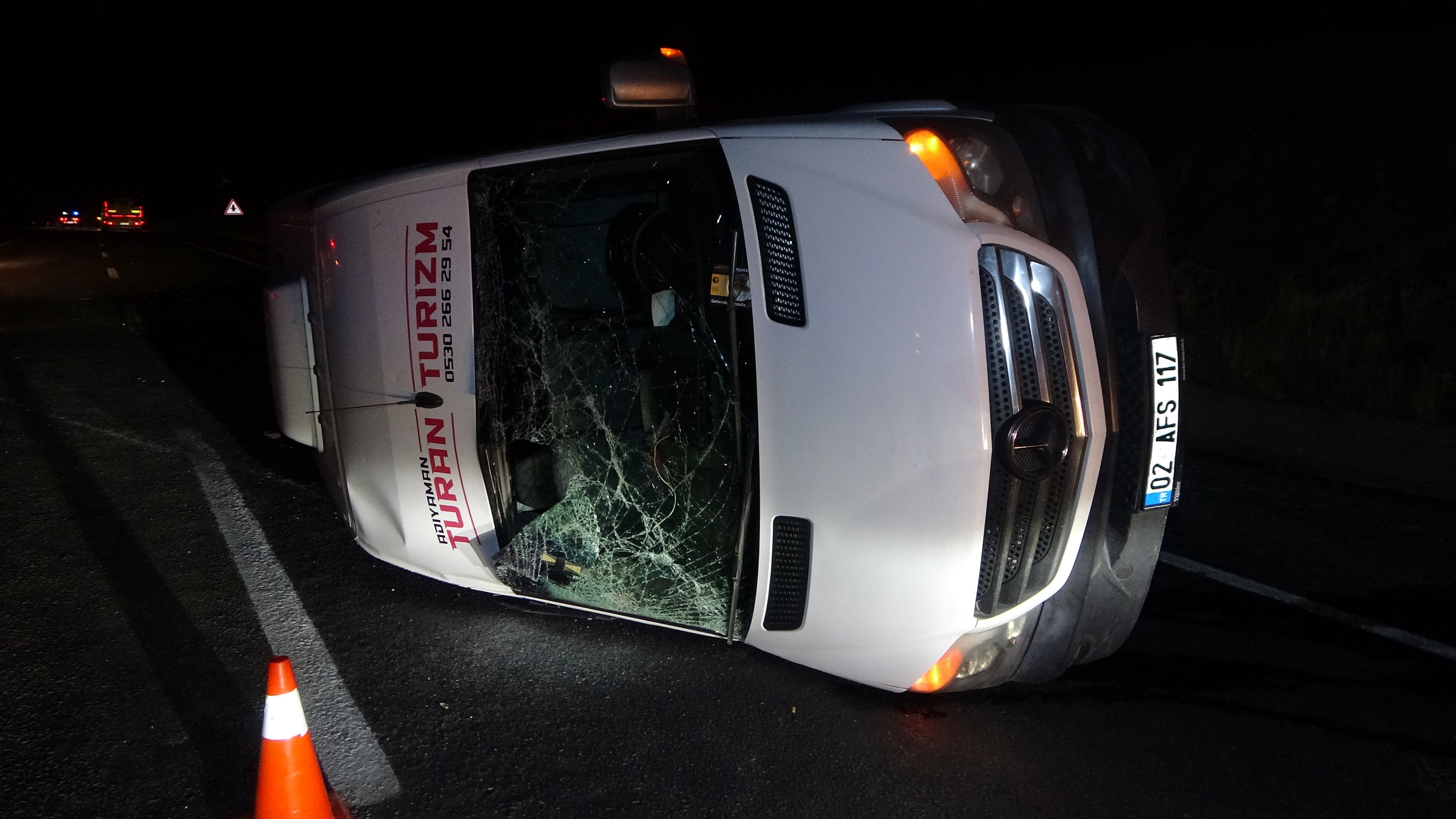 Malatya’da hafif ticari araç tur midibüsüne çarptı: 13’ü öğrenci 14 yaralı-1