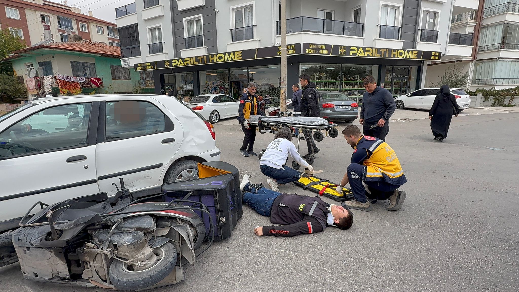 Motosiklet ile otomobil çarpıştı: 16 yaşındaki kurye yaralandı-2