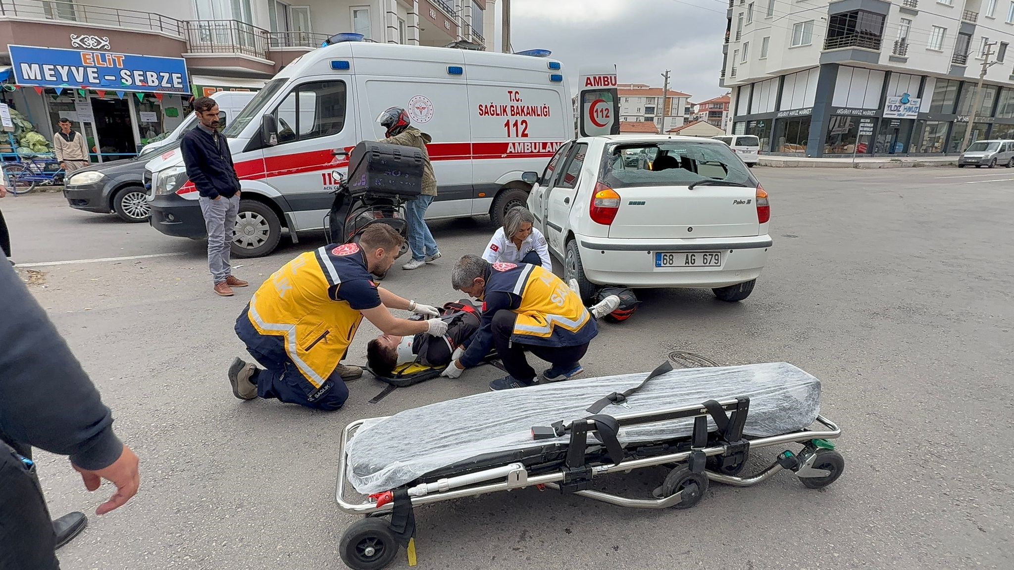 Motosiklet ile otomobil çarpıştı: 16 yaşındaki kurye yaralandı-1
