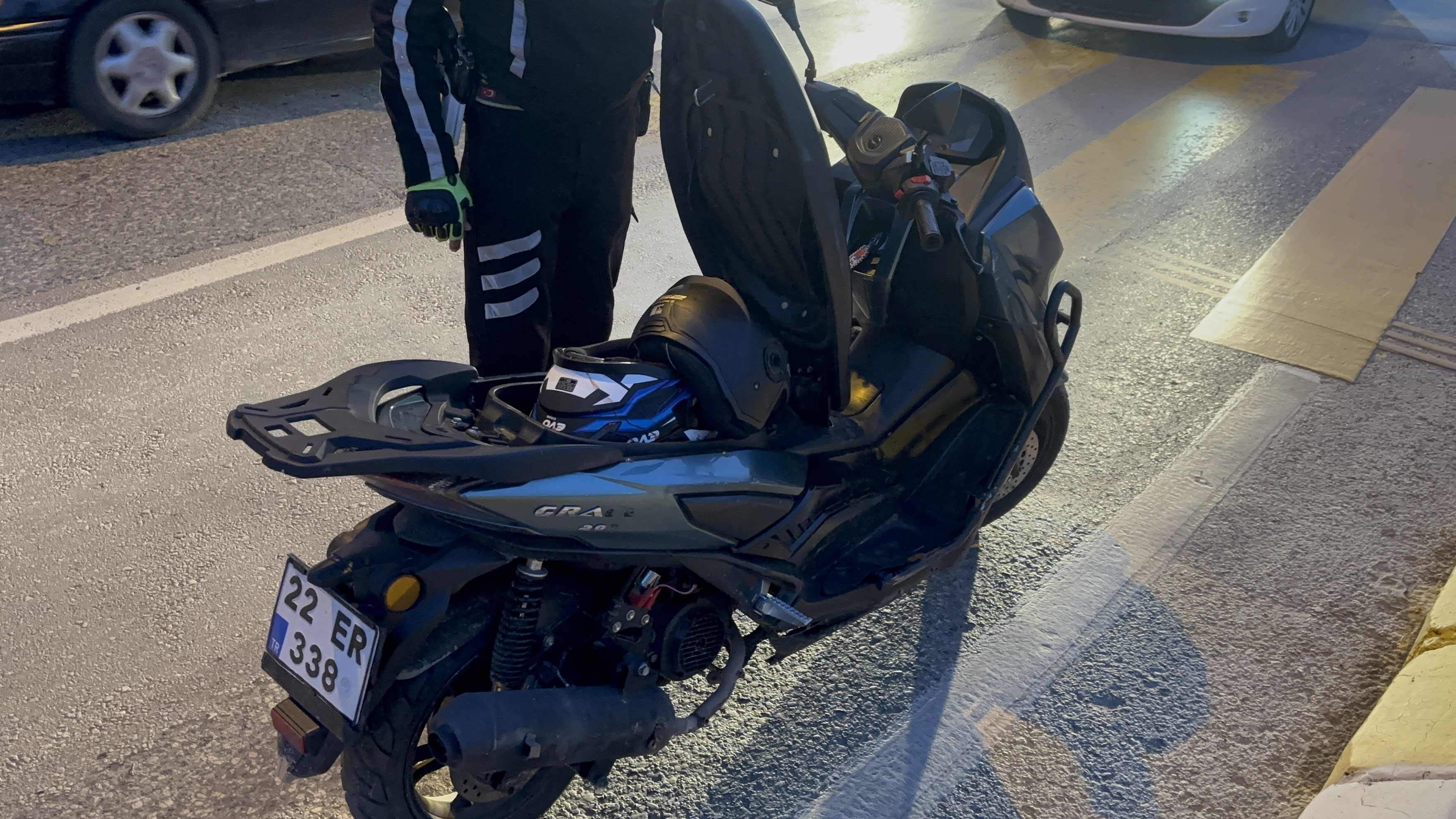 Edirne’de motosiklet refüje çarptı: 2 yaralı-2