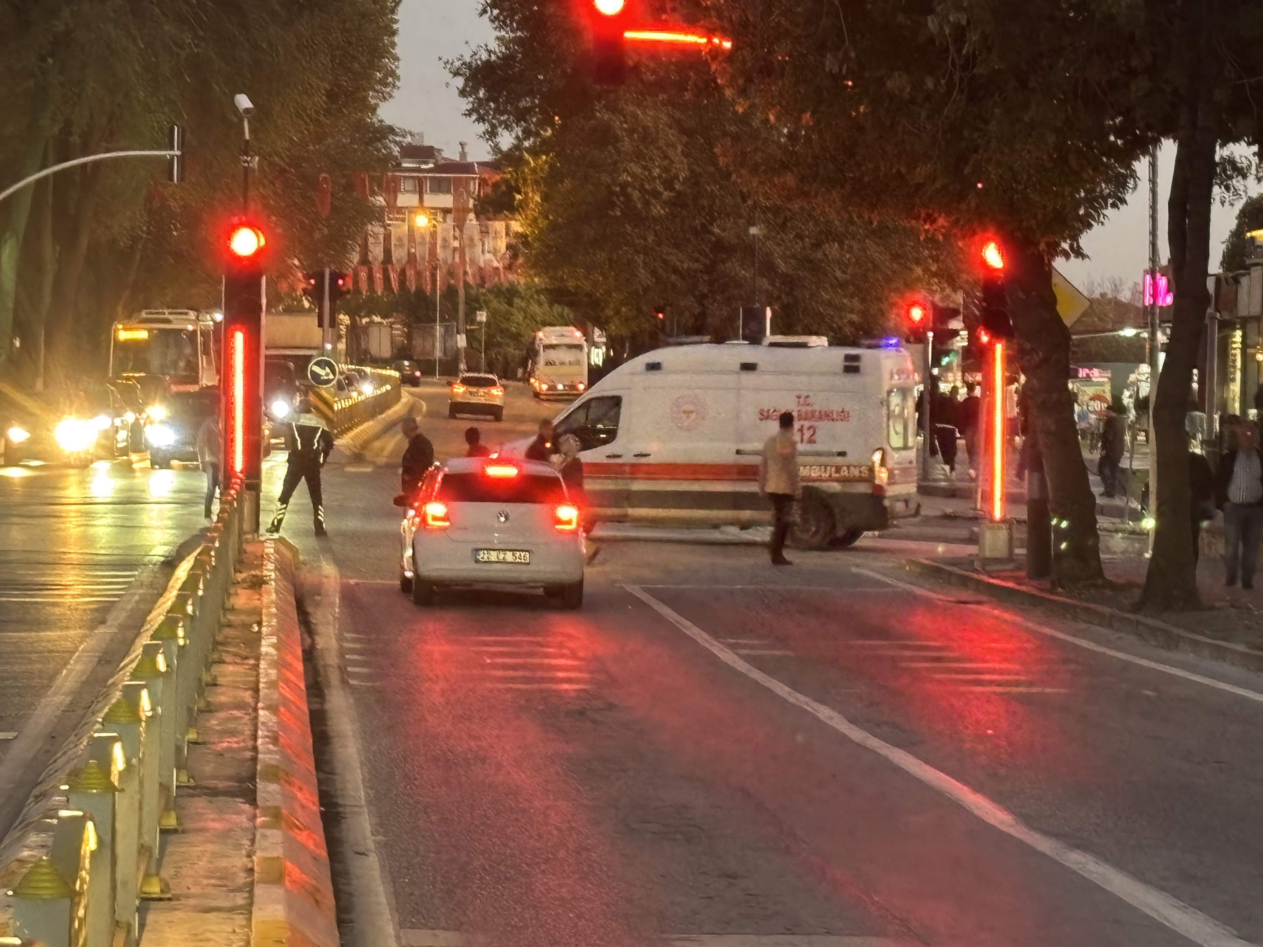 Edirne’de motosiklet refüje çarptı: 2 yaralı-1