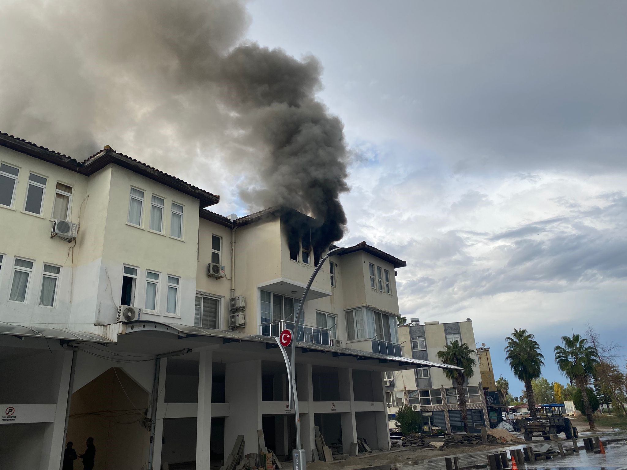 Antalya’da ev yangını: Çekler ve birikmiş paralar küle döndü
