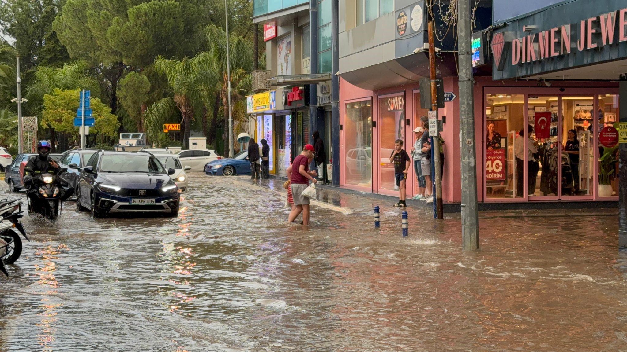 Muğla’da sağanak yağış hayatı felç etti: Yollar göle döndü, evleri su bastı