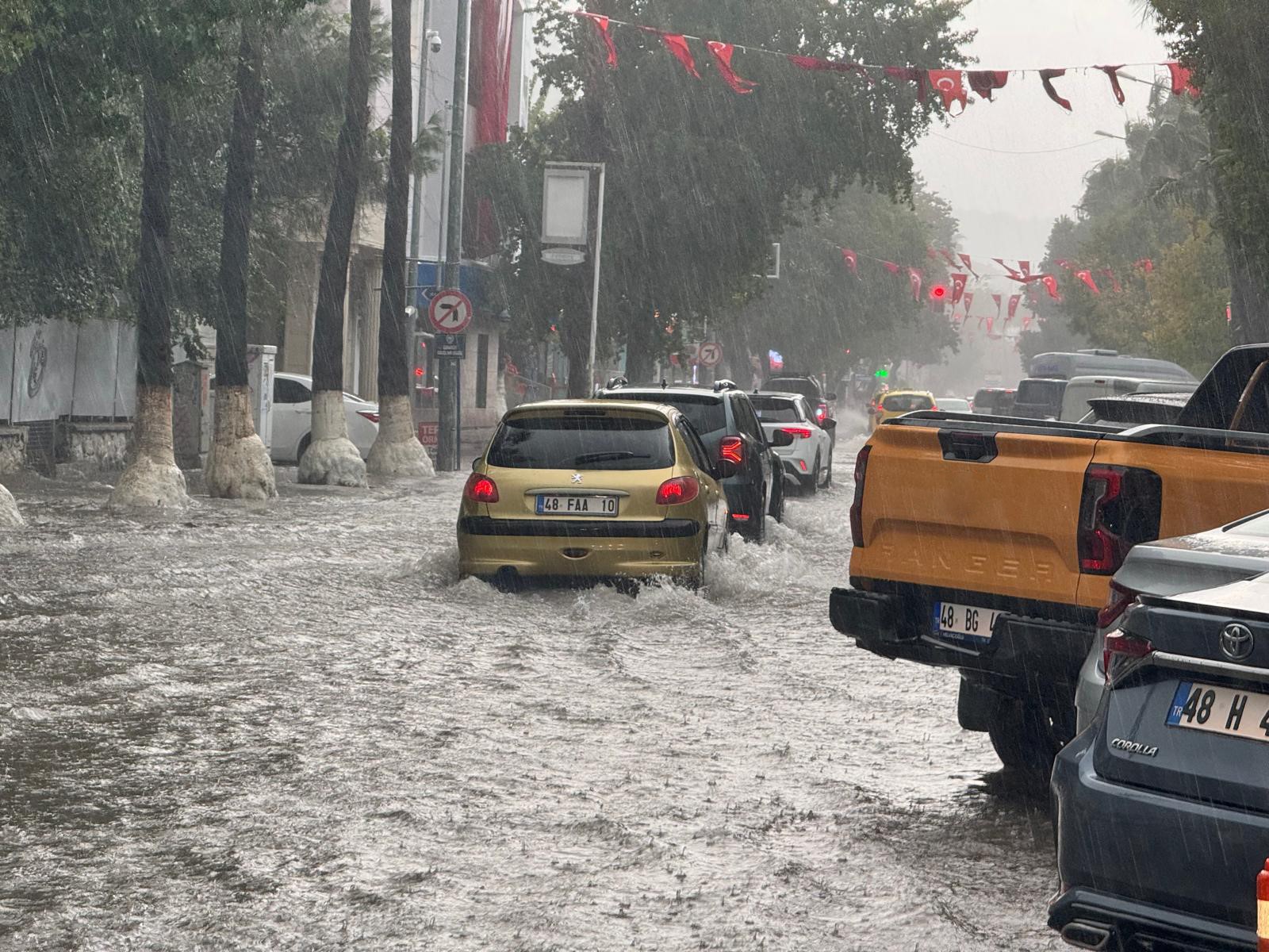 Muğla’da sağanak yağış hayatı felç etti: Yollar göle döndü, evleri su bastı-1