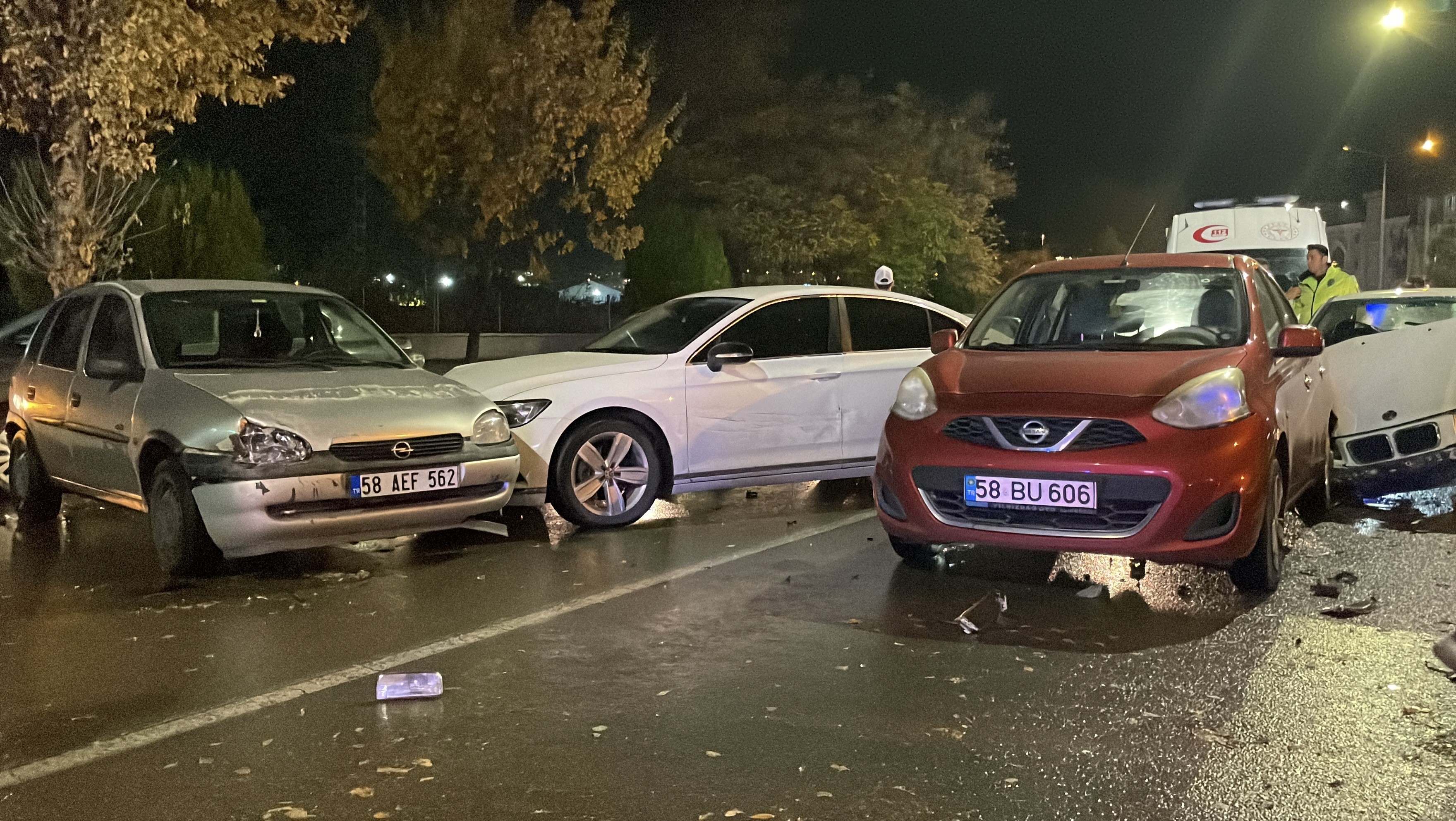 Sivas’ta zincirleme kaza: 5 araç birbirine girdi, 1 yaralı-1