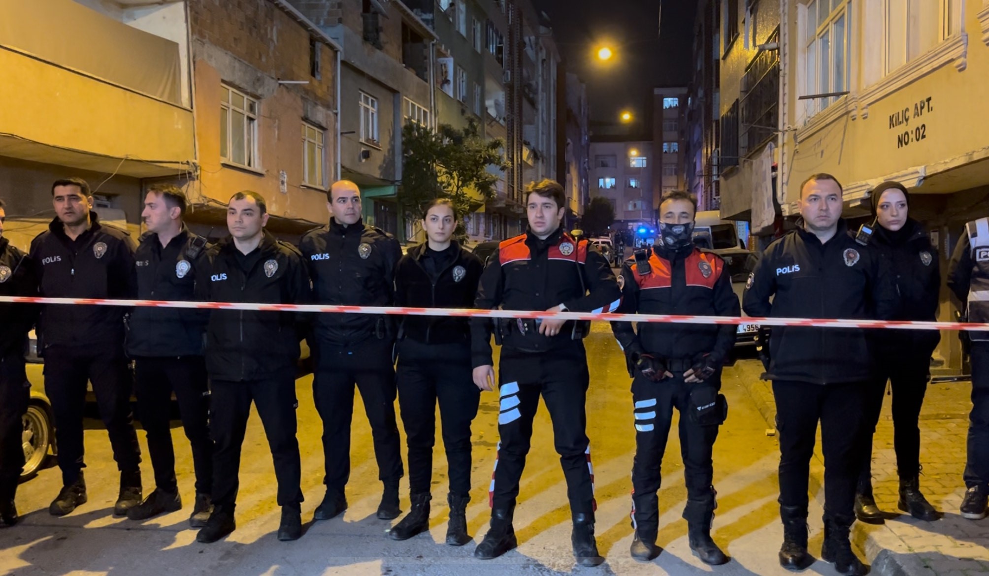 Esenler’de apartman yangını: 15 kişi hastaneye kaldırıldı-1