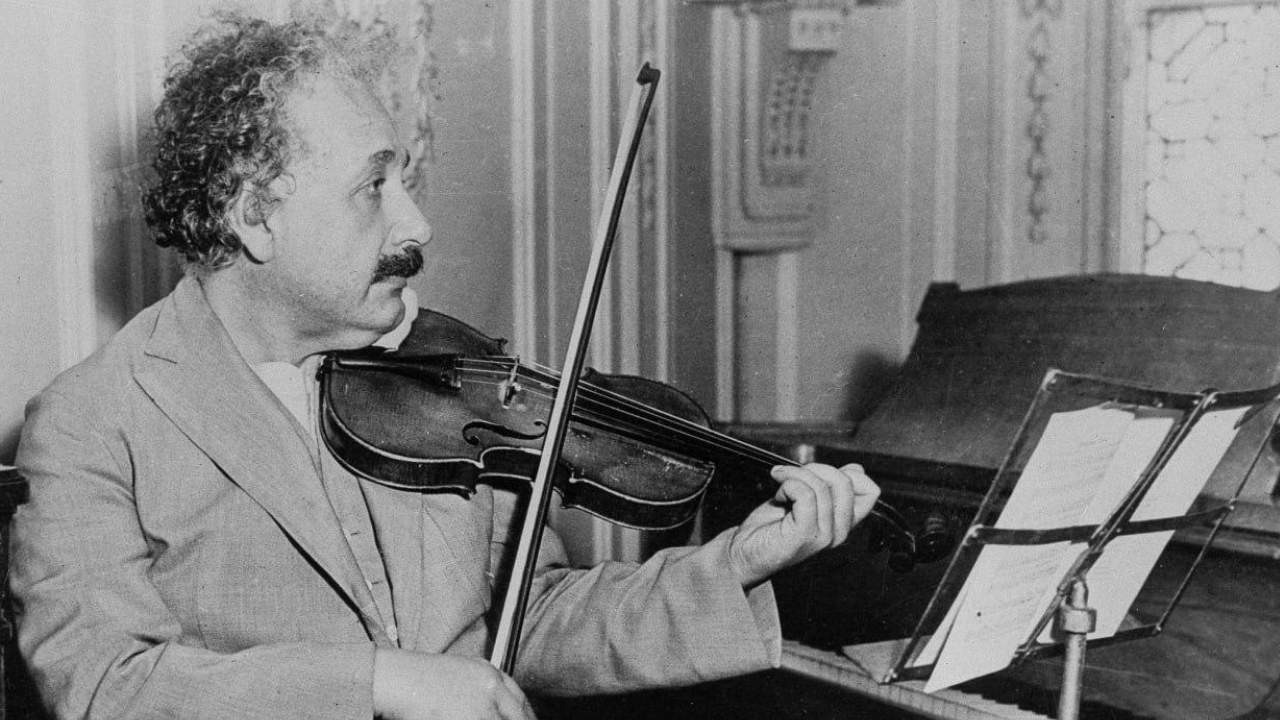 Albert Einstein’ın Nazilerden Sakladığı Keman Rekor Fiyata Satıldı (3)