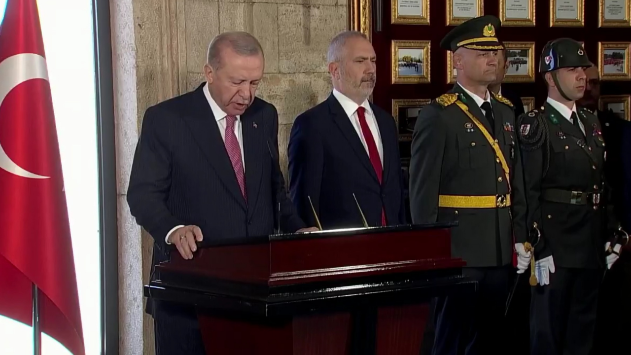 Anıtkabir’de Yine Aynı Skandal Anıtkabir’de Erdoğan Sloganları Atıldı!