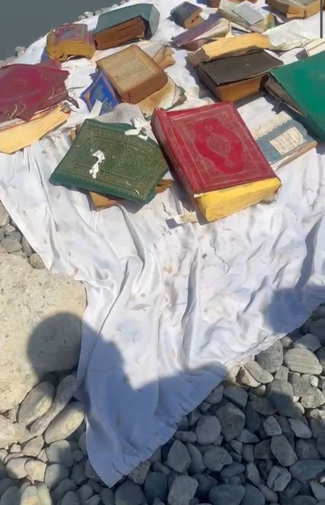 Batman Çayı Kıyısına Çuvallar Dolusu Kuran I Kerim Bırakılmış!3