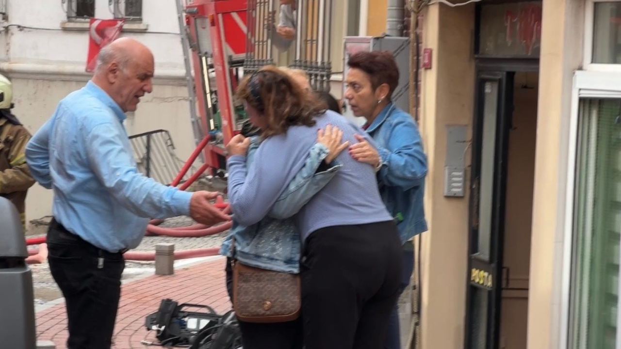Bebek’te Tarihi Binada Yangın Çıktı Şebnem Bozoklu’nun Evi Büyük Hasar Aldı (2)