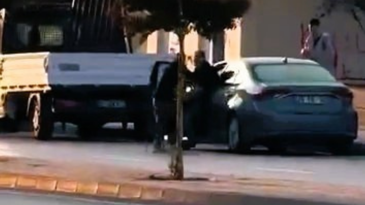 Denizli’de Bir Okulun Müdürü, Çocuklarının Önünde Silahla Vuruldu (1)